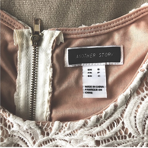 Ivory & Beige Lace Dress - Picture 4 of 5